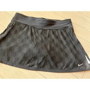 Nike‎ dry fit poly, spandex athletic skirt w/ bike shorts. Black & white. Size M